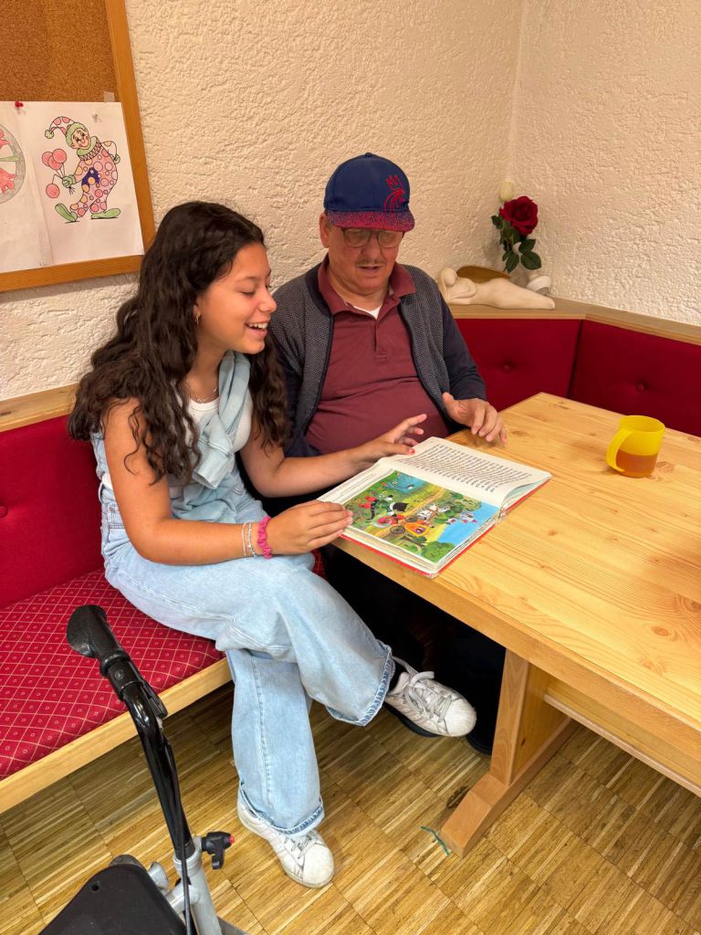 Jugendliche mit Senioren